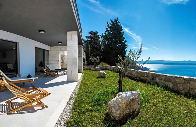 Luxury new villa with sea view and indoor heated pool,2.5 km from sea and Omis
