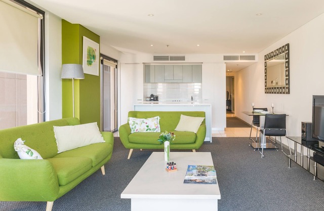 Luxury Oaks Horizons apartment with a pool in the CBD