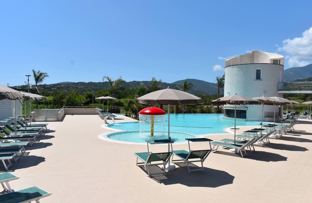 Luxury Oasis: Apartment with Terrace and Charming Pool at Hyéle!