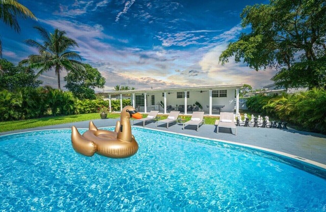 Luxury Oasis Pool, Movie Theatre, Fire Pit, Beach