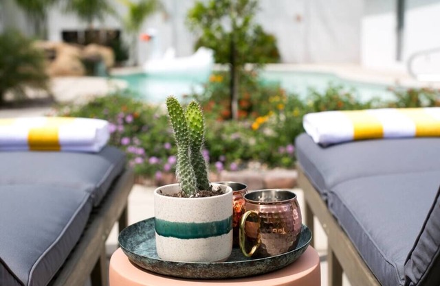 Luxury Oasis with Pool Sleeps 7 - Close to Old Town!