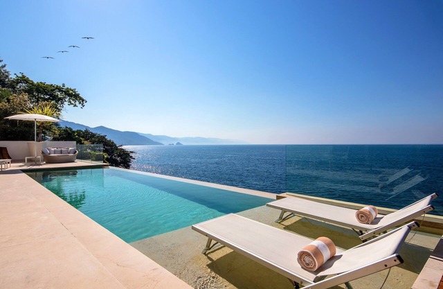 Luxury ocean front property, enjoy of the top Villa in the Bay , staff & pool !