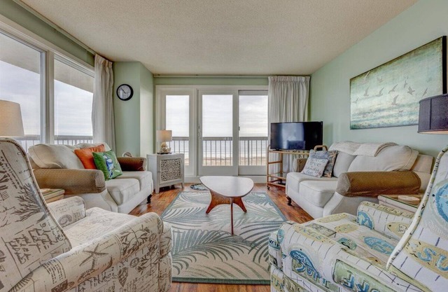 Luxury Oceanfront Condo - Pool - Sauna - Parking