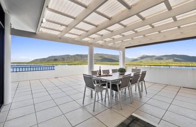 Luxury Oceanview Penthouse Cairns City