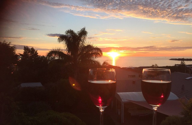 Luxury one bedroom Beach Side Retreat with Ocean Views 250m from Sorrento Beach