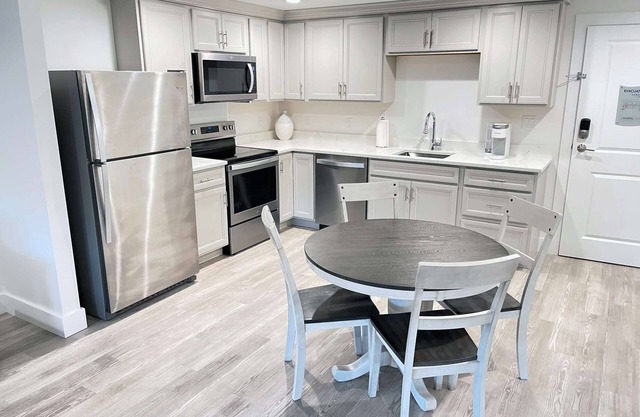 Luxury One Bedroom Condo (650S.F.)