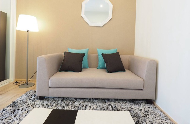 Luxury One Bedroom with Pool View near Shopping Center in Phuket Town