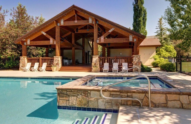 Luxury Park City Escape – Townhome Close to Dining & Trails | Private Hot tub