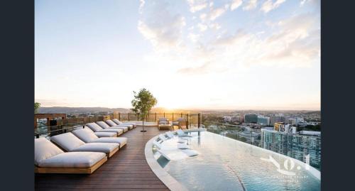 Luxury Peppers Infinity Pool Stylish with 2BD & 1C Park