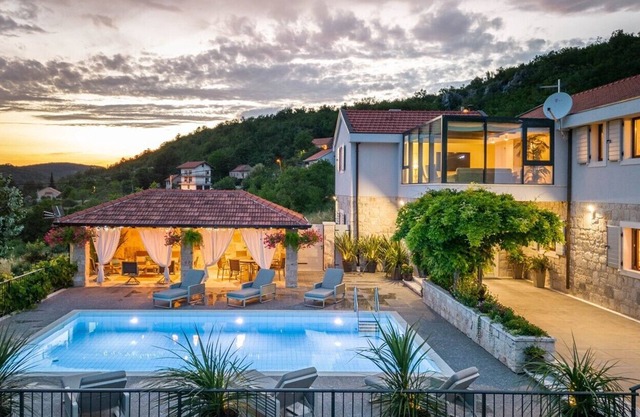 Luxury pet-friendly Split villa with pool, jacuzzi, sauna, gym - Enofilia Trilj
