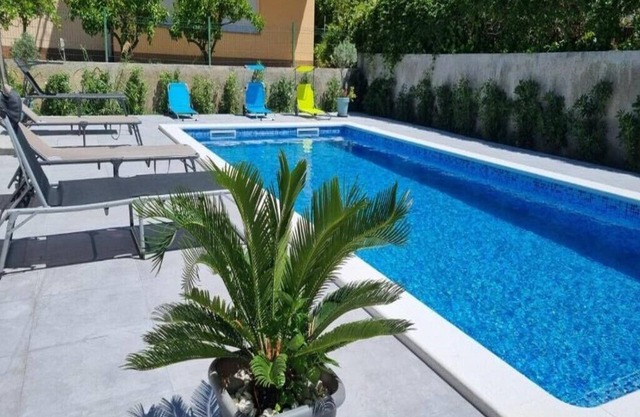 Luxury pool and sauna accommodation in Podstrana