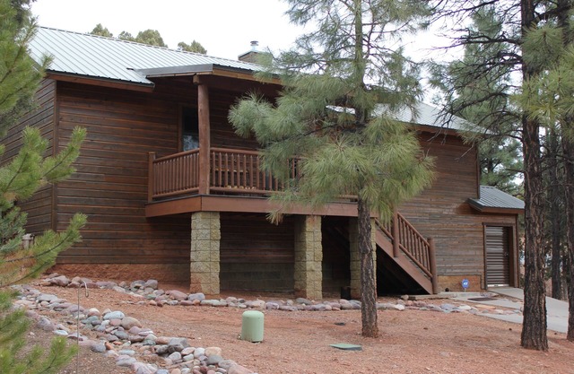 Luxury/Privacy w/pine trees, 2 covered decks, free WiFi, DISH 250 package, 4 TVs