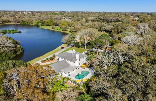 Luxury Private 7BR Lakeside Villa w heated Pool, Putting Green, Downtown Dunedin