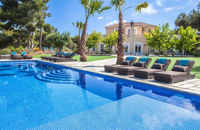 Luxury private estate 15 minutes to the sea, infinity pool & stunning views!