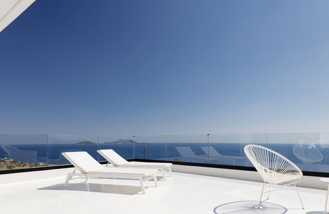 Luxury Private Gateway with Heated Pool, Hot Tub & sea view!