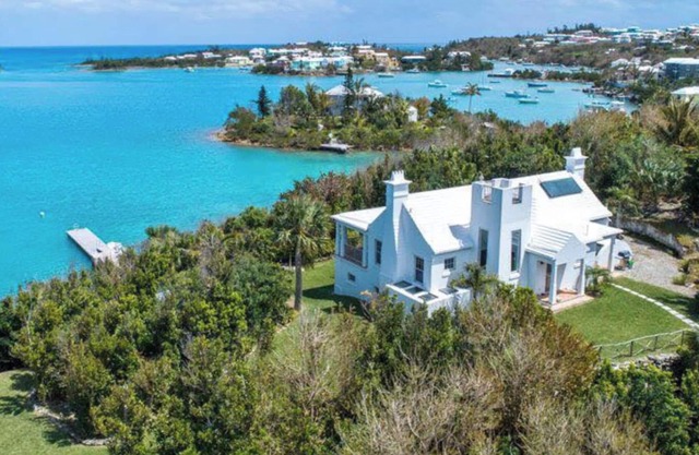 Luxury Private Island Escape w/two docks, hot tub & can host special events