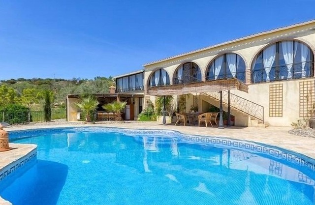 Luxury, Private, Mountain views, solar heated private Pool, BBQ, near Lakes....