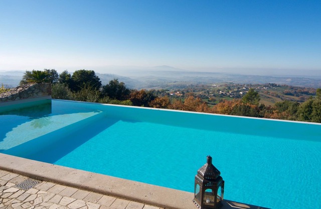 Luxury property with infinity pool and stunning views -10 ospiti