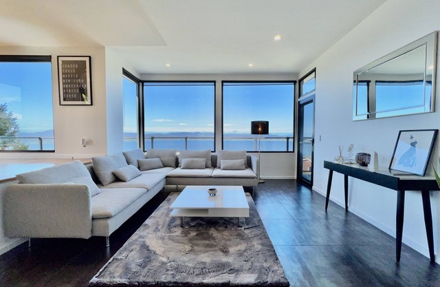 Luxury Property With River & City Views in Hobart