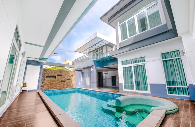 Luxury Pure Modern Pool Villa 5Bed Near BTS and Central Eastville