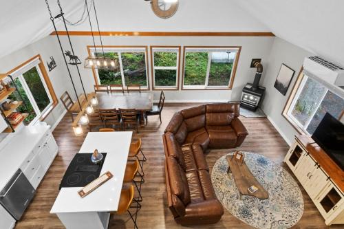 Luxury Rainier Cabin-Sauna-Hot Tub-EV-WiFi
