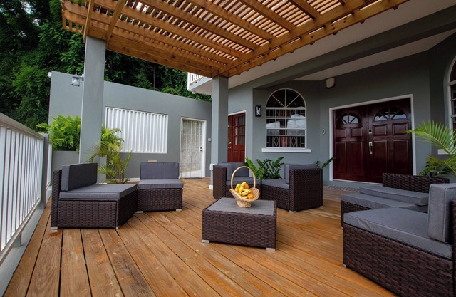 Luxury Remodeled Villa, close to Amenities/Beaches