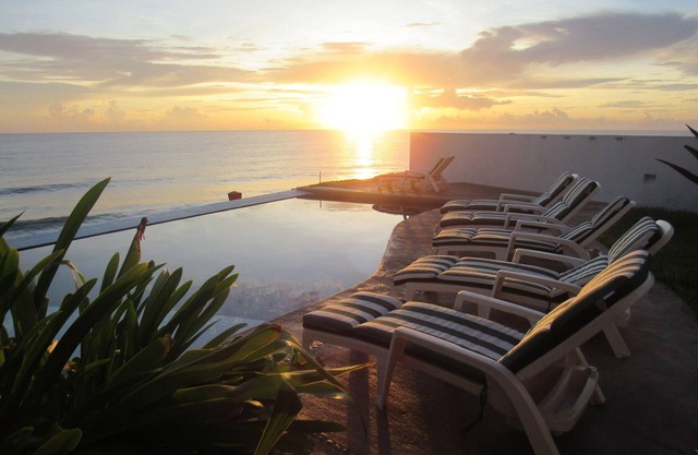 Luxury Retreat in the Heart of Downtown with an Infinity Pool right on the Ocean