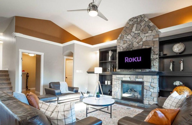 Luxury Retreat | Sleeps 12 | AC, Patio | 5min YQL