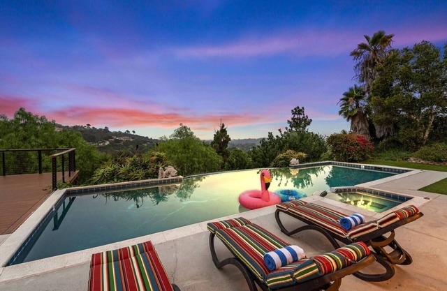 Luxury Retreat w/Infinity Pool & Sunset Views!