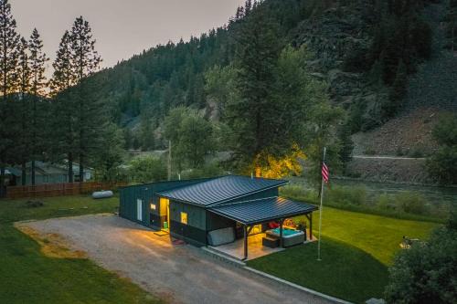 Luxury Riverfront Retreat on Montanas Iconic Blackfoot River with Hot Tub