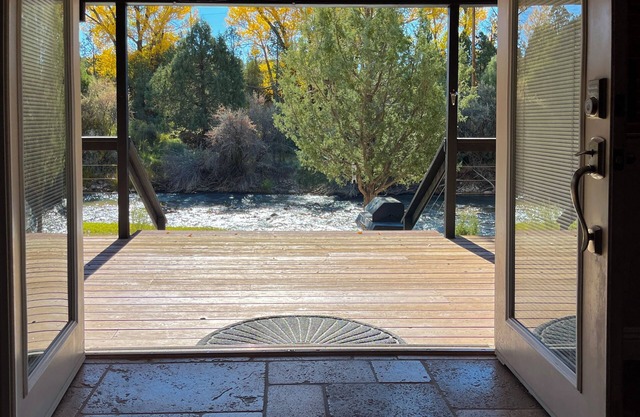 LUXURY RIVERFRONT RETREAT: PET FRIENDLY: BRYCE/ZION, RAFTING, FISHING, HIKING
