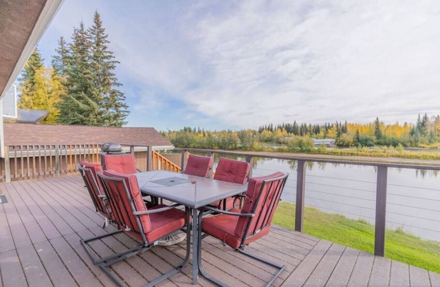 Luxury Riverside Chena River House South Suite
