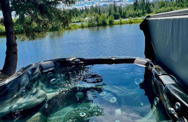 Luxury Riverside Chena River House North Suite with Hot Tub