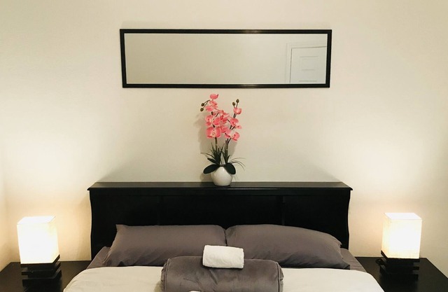 Luxury room rental with pool and gym access and near malls, shops and highways
