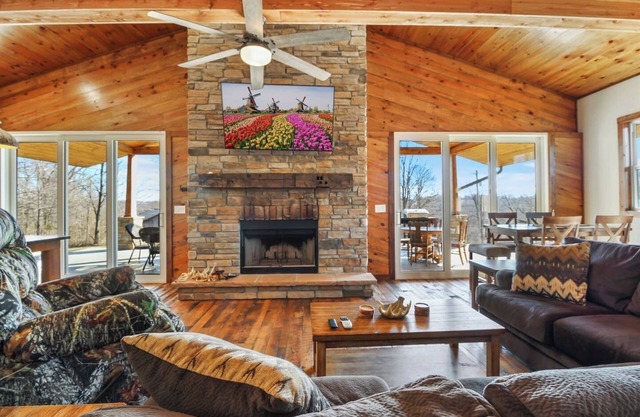 Luxury Rustic Cabin! Over 160 Acres w/trails
