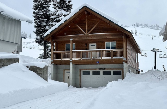 Luxury Rustic Modern on Ski Slope w/Ski in & out. 4B/4Bath w/3 ensuite. w/HotTub