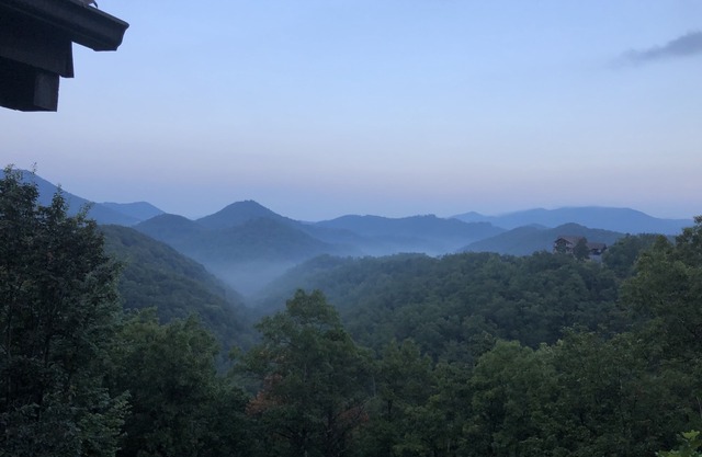 Luxury Rustic Wood Cabin Breathtaking Mountain View’s HotTub, Fast WiFi, POOL