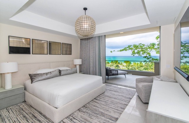 Luxury Seafire Residence overlooking Seven Mile Beach!