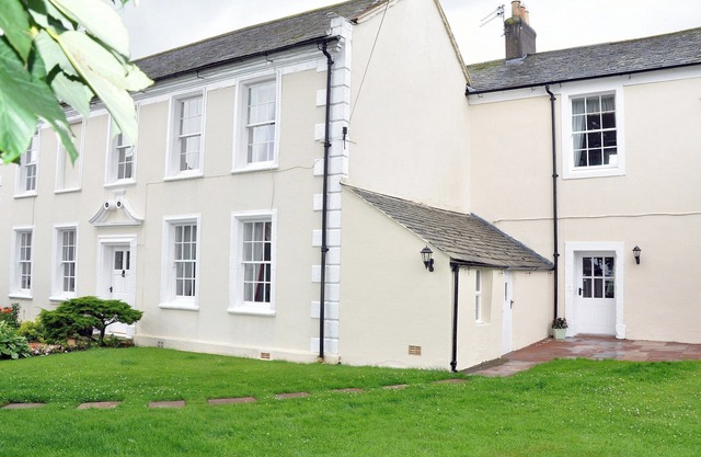 Luxury self catering cottage with beautiful sea views and garden and half a mile from the beach.