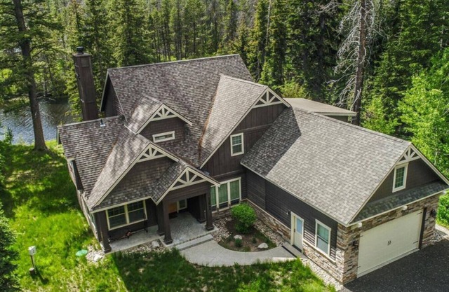 Luxury Shoreline Cabin Overlooking Lake Cascade