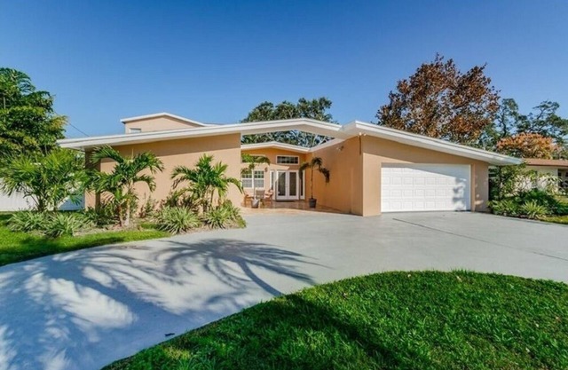 Luxury Showstopper!Sleeps16 Pool Spa 2 miles to Beach W/Heated huge pool