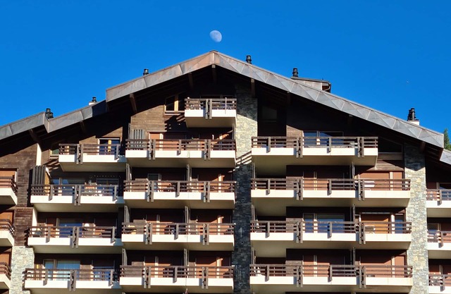 Luxury Ski-In/Ski-out Duplex Apartment 50m to Ski Station. Close to Town centre.