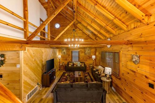 Luxury Spacious Cabin Hot Tub, Theater, 5 Acres in Hocking Hills