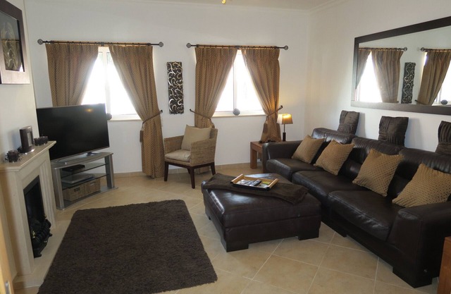 Luxury Spacious Ground Floor Accommodation, 8 Minutes Walk To Town Centre
