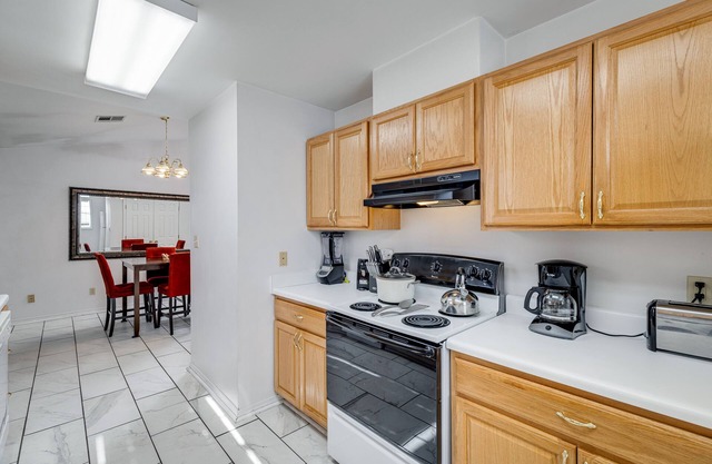 Luxury Spacious Home, Only 4.7 Miles From Airport