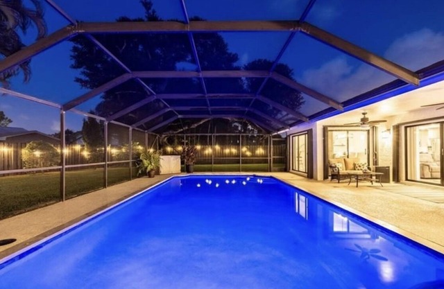 luxury spacious modern 4 bedroomsw/amazing pool