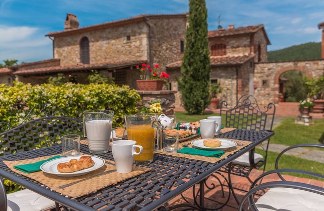 Luxury stone villa with infinity pool,jacuzzi corner,Wi-Fi, gym room, sleeps 11