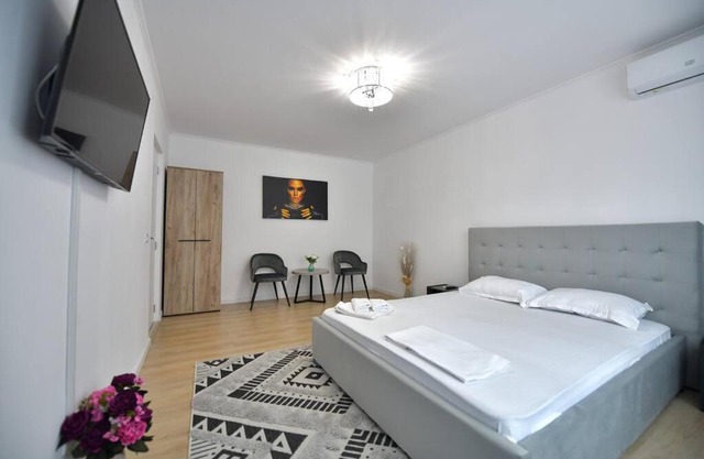 Luxury Studio/M Romancierilor