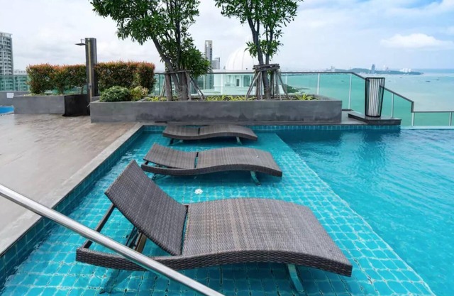 Luxury Studio Steps From Beach Sleeps 3