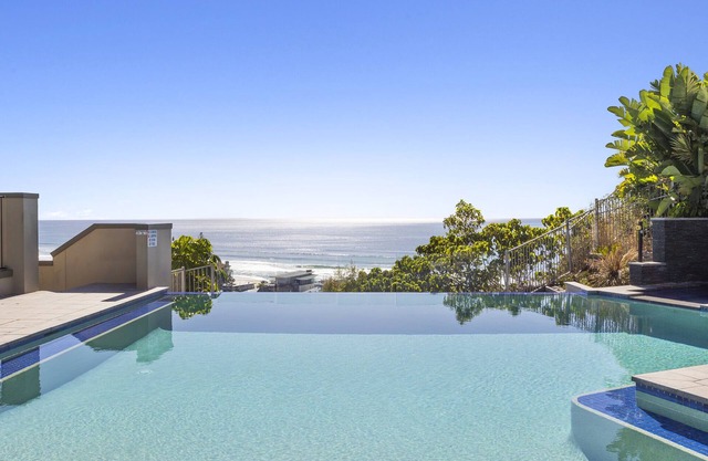Luxury stunning Nobby's beach home, 2bd + Den!